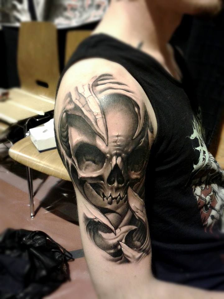 Skull and Layers Spikes Upper Arm